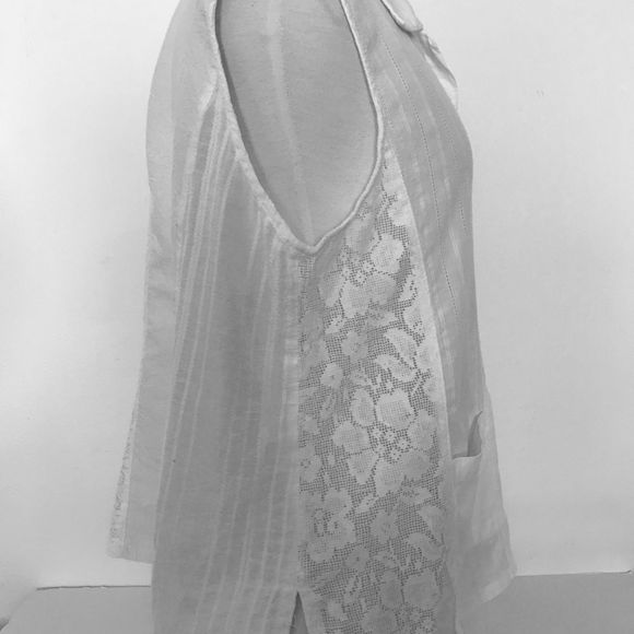 White Cotton Sleeveless Blouse, Button-Down, with lace and two pockets - Picture 4 of 7